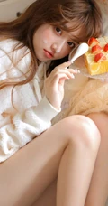 吃草莓蛋糕的软糯美萌少女暖色调毛衣短裤室内沙发高清气质写真图片
