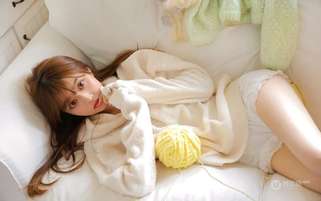 吃草莓蛋糕的软糯美萌少女暖色调毛衣短裤室内沙发高清气质写真图片