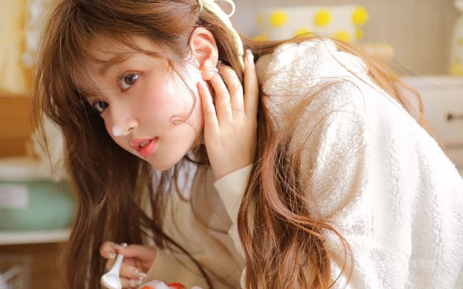 吃草莓蛋糕的软糯美萌少女暖色调毛衣短裤室内沙发高清气质写真图片