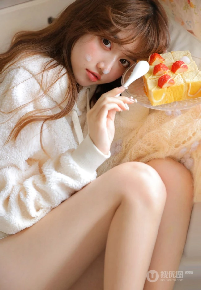 吃草莓蛋糕的软糯美萌少女暖色调毛衣短裤室内沙发高清气质写真图片