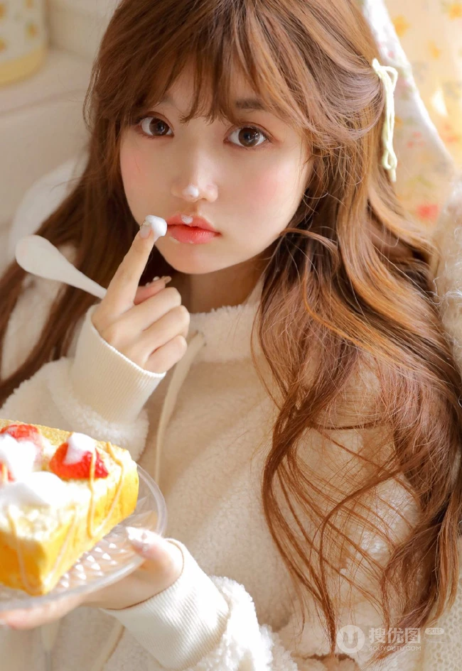 吃草莓蛋糕的软糯美萌少女暖色调毛衣短裤室内沙发高清气质写真图片