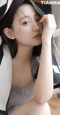 身材超棒的精选高颜值女生运品牌肩带连衣裙室内玩单车高清写真图集