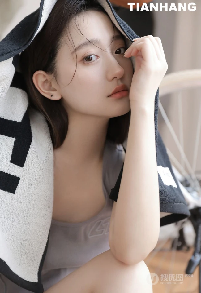 身材超棒的精选高颜值女生运品牌肩带连衣裙室内玩单车高清写真图集