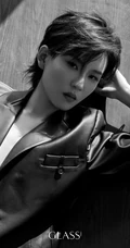 THE9成员陆柯燃假小子发型搭配衬衣牛仔大秀纤细线条超燃写真图片