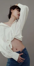 THE9成员陆柯燃假小子发型搭配衬衣牛仔大秀纤细线条超燃写真图片