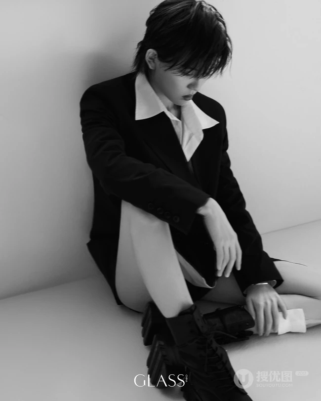 THE9成员陆柯燃假小子发型搭配衬衣牛仔大秀纤细线条超燃写真图片
