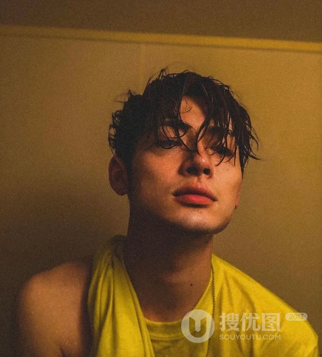 舞蹈可封神的帅气肌肉男力丸居家自拍显匀称身形写真照片