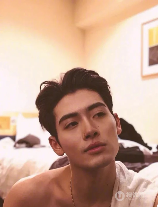 舞蹈可封神的帅气肌肉男力丸居家自拍显匀称身形写真照片