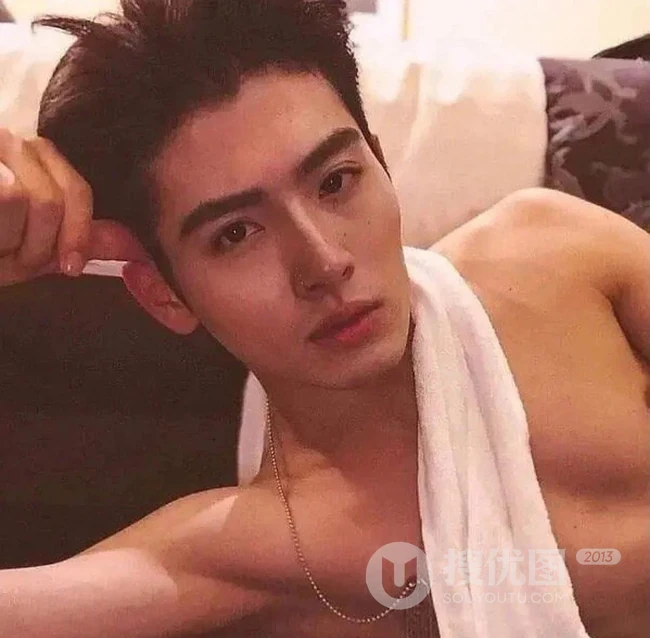 舞蹈可封神的帅气肌肉男力丸居家自拍显匀称身形写真照片