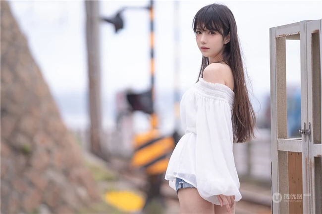 小脸蛋女生Shika小鹿鹿礼裙白衣牛仔短裤穿搭户外清新写真照片