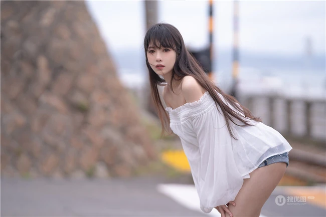 小脸蛋女生Shika小鹿鹿礼裙白衣牛仔短裤穿搭户外清新写真照片