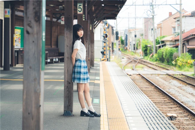 小脸蛋女生Shika小鹿鹿礼裙白衣牛仔短裤穿搭户外清新写真照片