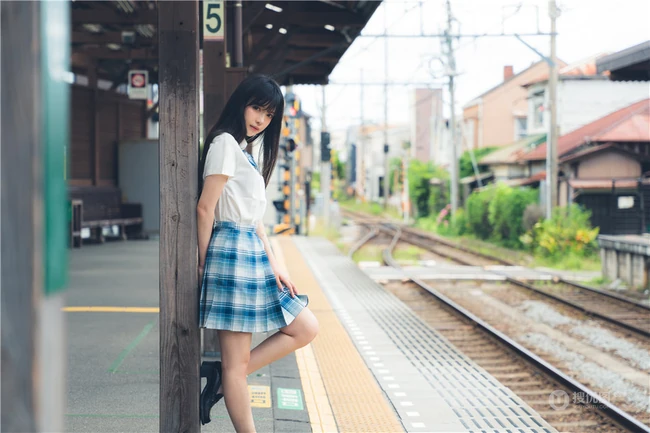 小脸蛋女生Shika小鹿鹿礼裙白衣牛仔短裤穿搭户外清新写真照片