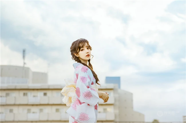 小脸蛋女生Shika小鹿鹿礼裙白衣牛仔短裤穿搭户外清新写真照片
