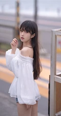 小脸蛋女生Shika小鹿鹿礼裙白衣牛仔短裤穿搭户外清新写真照片