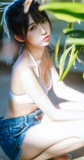 阳光动人少女鳗鱼霏儿肩带泳装家居服牛仔热裤穿搭海边旅拍写真套图