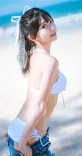 阳光动人少女鳗鱼霏儿肩带泳装家居服牛仔热裤穿搭海边旅拍写真套图