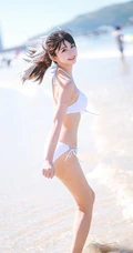 阳光动人少女鳗鱼霏儿肩带泳装家居服牛仔热裤穿搭海边旅拍写真套图