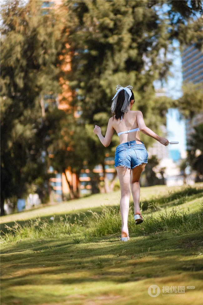 阳光动人少女鳗鱼霏儿肩带泳装家居服牛仔热裤穿搭海边旅拍写真套图