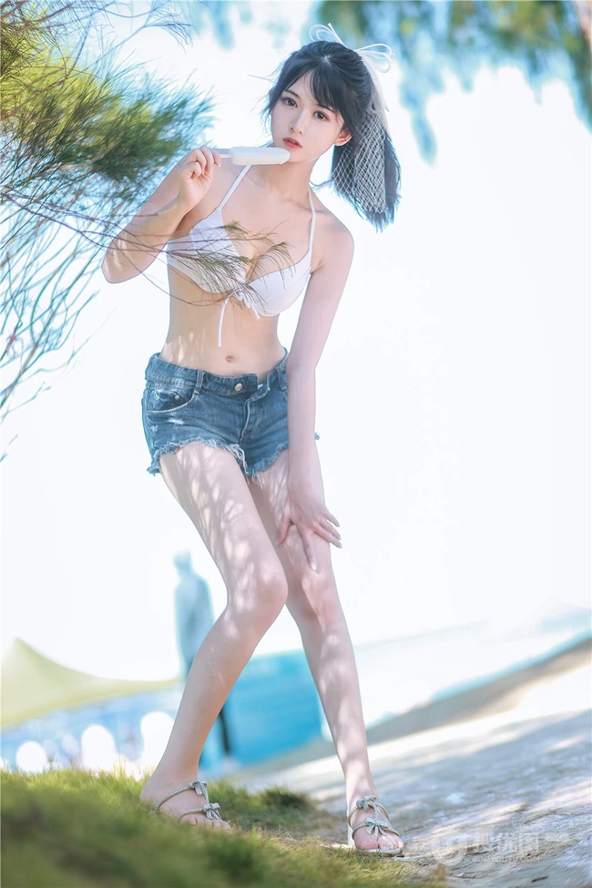阳光动人少女鳗鱼霏儿肩带泳装家居服牛仔热裤穿搭海边旅拍写真套图