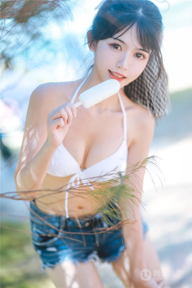 阳光动人少女鳗鱼霏儿肩带泳装家居服牛仔热裤穿搭海边旅拍写真套图