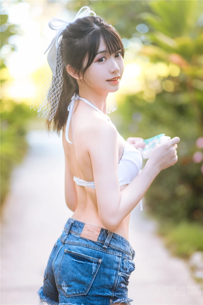 阳光动人少女鳗鱼霏儿肩带泳装家居服牛仔热裤穿搭海边旅拍写真套图