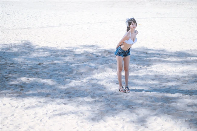 阳光动人少女鳗鱼霏儿肩带泳装家居服牛仔热裤穿搭海边旅拍写真套图
