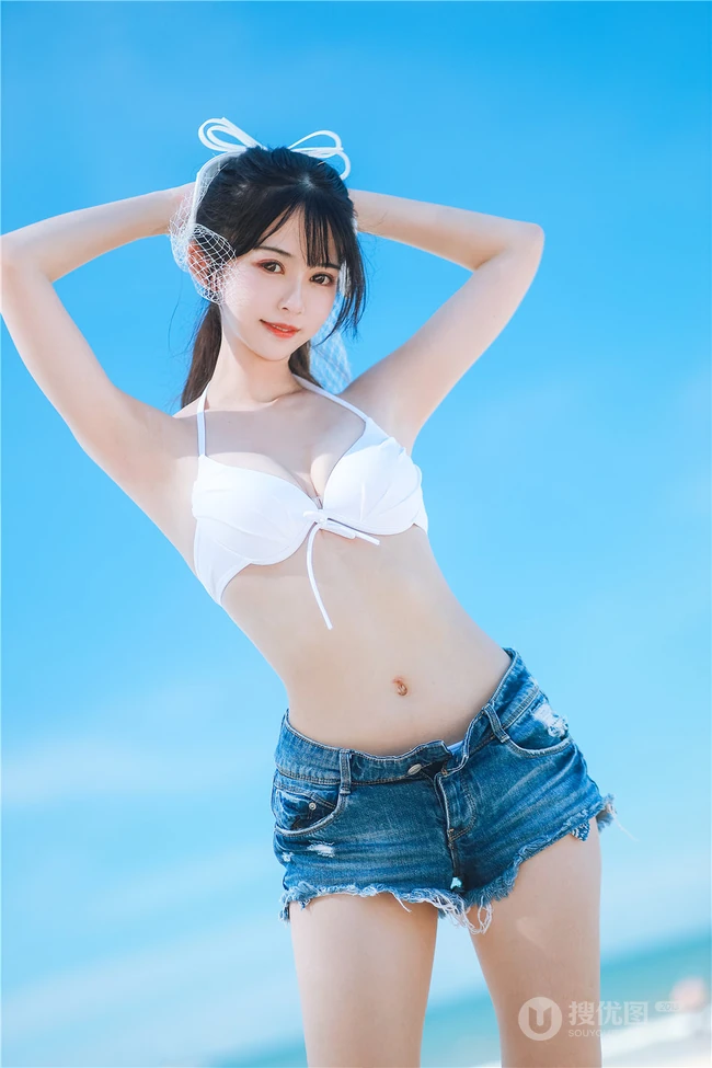 阳光动人少女鳗鱼霏儿肩带泳装家居服牛仔热裤穿搭海边旅拍写真套图