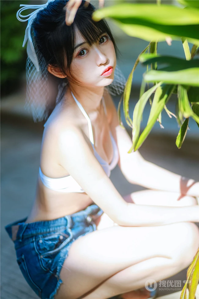 阳光动人少女鳗鱼霏儿肩带泳装家居服牛仔热裤穿搭海边旅拍写真套图