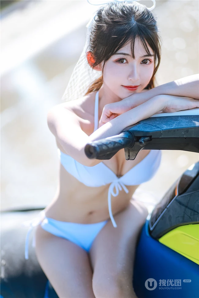 阳光动人少女鳗鱼霏儿肩带泳装家居服牛仔热裤穿搭海边旅拍写真套图