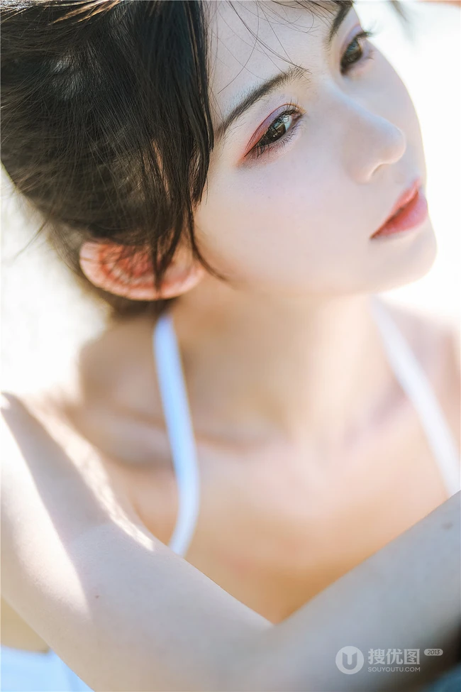 阳光动人少女鳗鱼霏儿肩带泳装家居服牛仔热裤穿搭海边旅拍写真套图