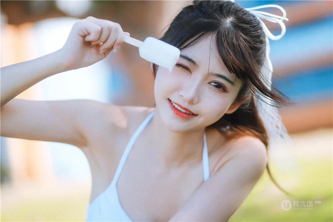 阳光动人少女鳗鱼霏儿肩带泳装家居服牛仔热裤穿搭海边旅拍写真套图