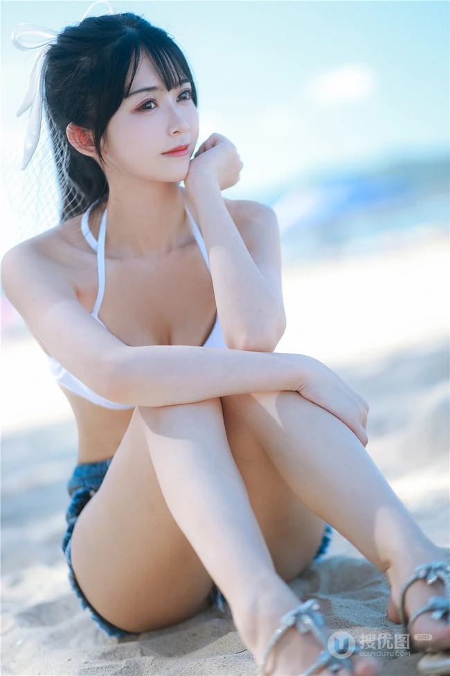 阳光动人少女鳗鱼霏儿肩带泳装家居服牛仔热裤穿搭海边旅拍写真套图