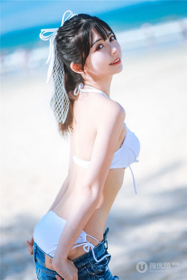 阳光动人少女鳗鱼霏儿肩带泳装家居服牛仔热裤穿搭海边旅拍写真套图