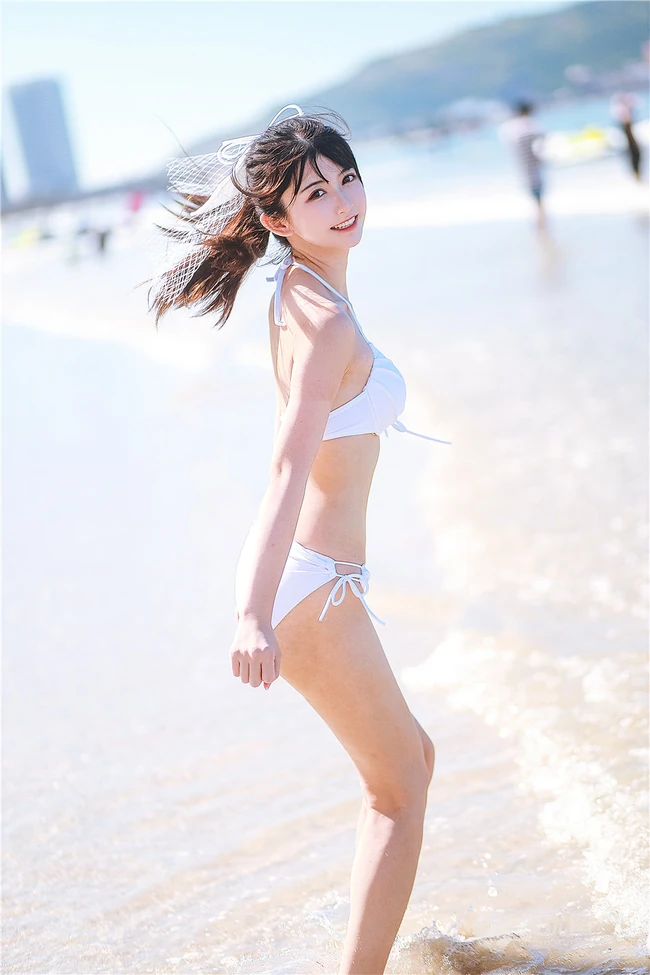 阳光动人少女鳗鱼霏儿肩带泳装家居服牛仔热裤穿搭海边旅拍写真套图
