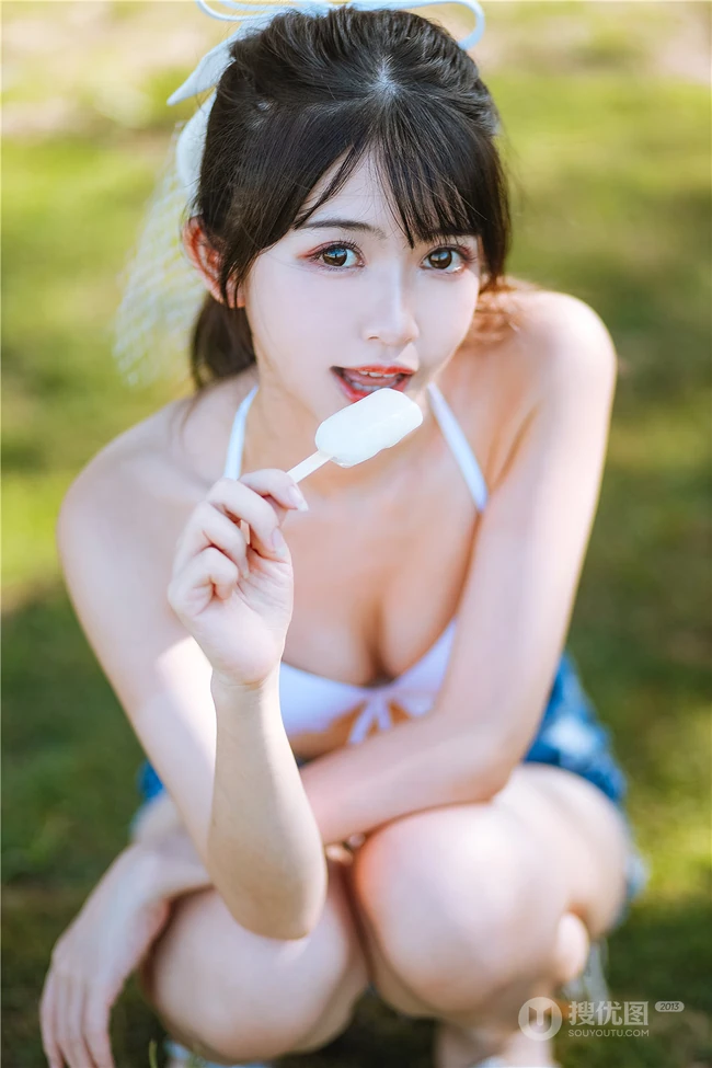 阳光动人少女鳗鱼霏儿肩带泳装家居服牛仔热裤穿搭海边旅拍写真套图
