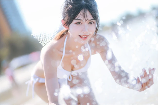 阳光动人少女鳗鱼霏儿肩带泳装家居服牛仔热裤穿搭海边旅拍写真套图