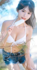 阳光动人少女鳗鱼霏儿肩带泳装家居服牛仔热裤穿搭海边旅拍写真套图