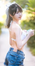 阳光动人少女鳗鱼霏儿肩带泳装家居服牛仔热裤穿搭海边旅拍写真套图
