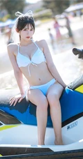 阳光动人少女鳗鱼霏儿肩带泳装家居服牛仔热裤穿搭海边旅拍写真套图