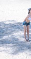 阳光动人少女鳗鱼霏儿肩带泳装家居服牛仔热裤穿搭海边旅拍写真套图