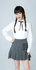 陈德容双麻花辫发型搭配白衣制服短裙宛若少女写真美照