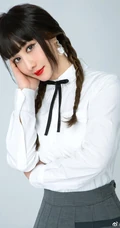 陈德容双麻花辫发型搭配白衣制服短裙宛若少女写真美照