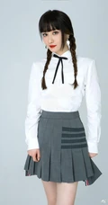 陈德容双麻花辫发型搭配白衣制服短裙宛若少女写真美照