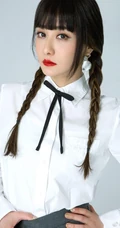 陈德容双麻花辫发型搭配白衣制服短裙宛若少女写真美照