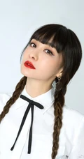 陈德容双麻花辫发型搭配白衣制服短裙宛若少女写真美照