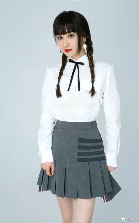 陈德容双麻花辫发型搭配白衣制服短裙宛若少女写真美照