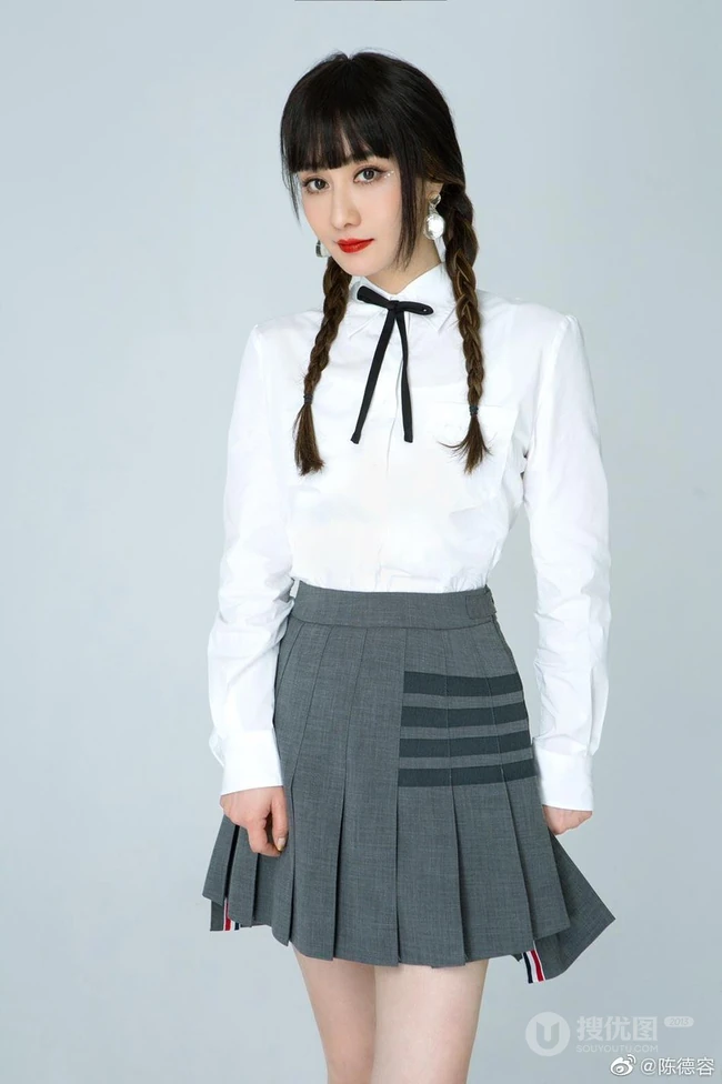 陈德容双麻花辫发型搭配白衣制服短裙宛若少女写真美照