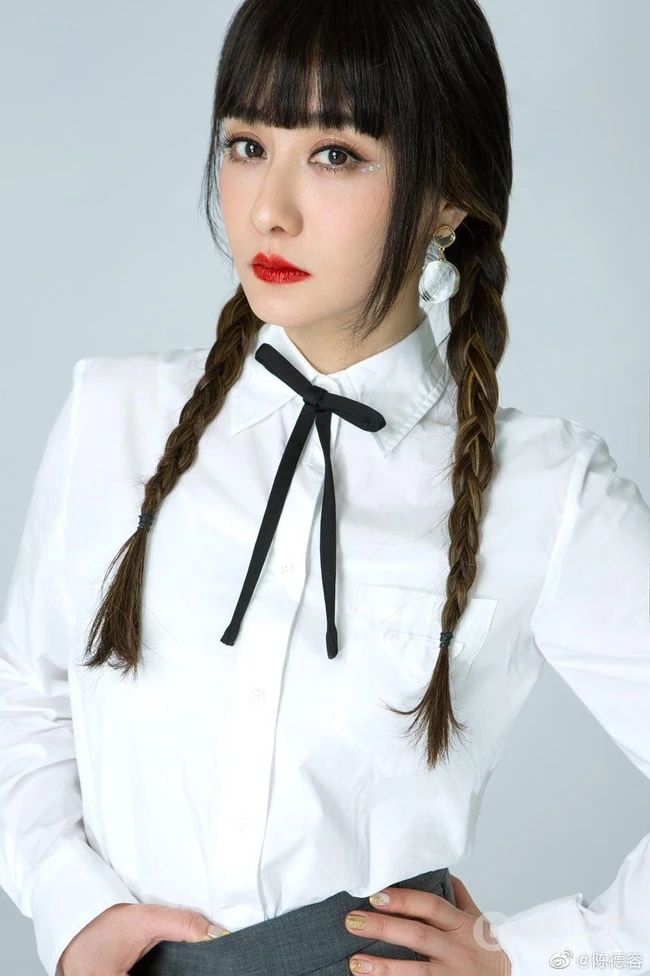 陈德容双麻花辫发型搭配白衣制服短裙宛若少女写真美照