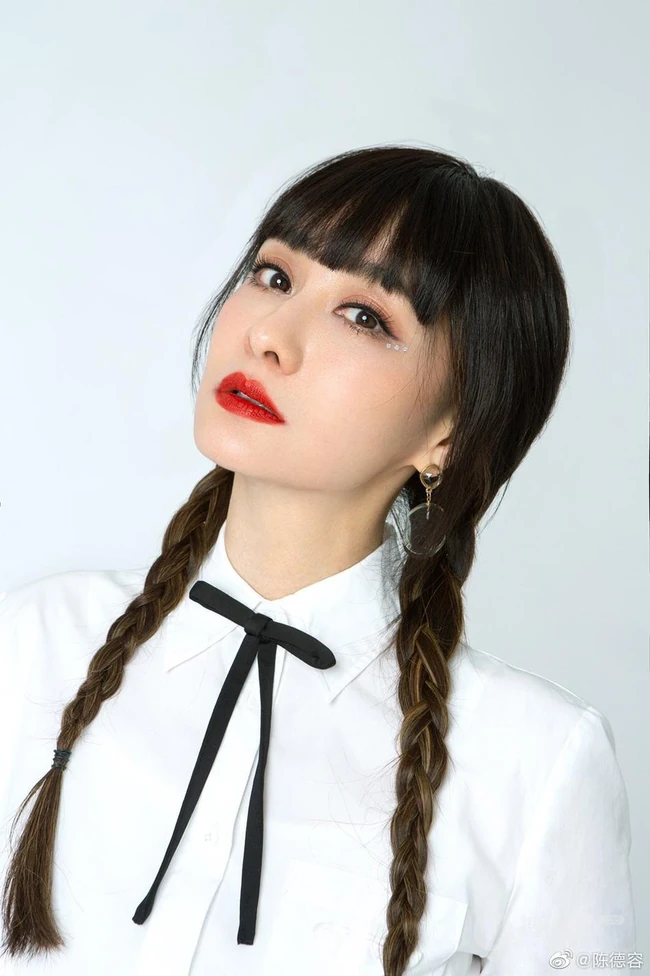 陈德容双麻花辫发型搭配白衣制服短裙宛若少女写真美照